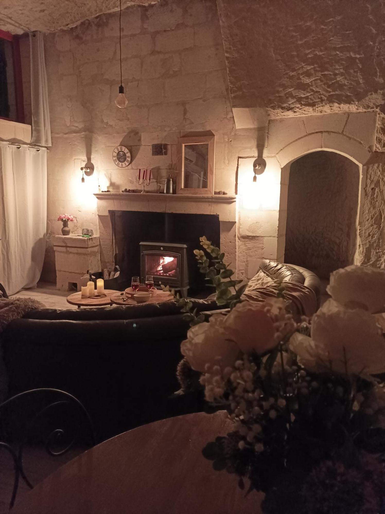 Gite Des Perreyeurs - Maison Troglodyte Avec Vue Sur Loire Montsoreau Bagian luar foto