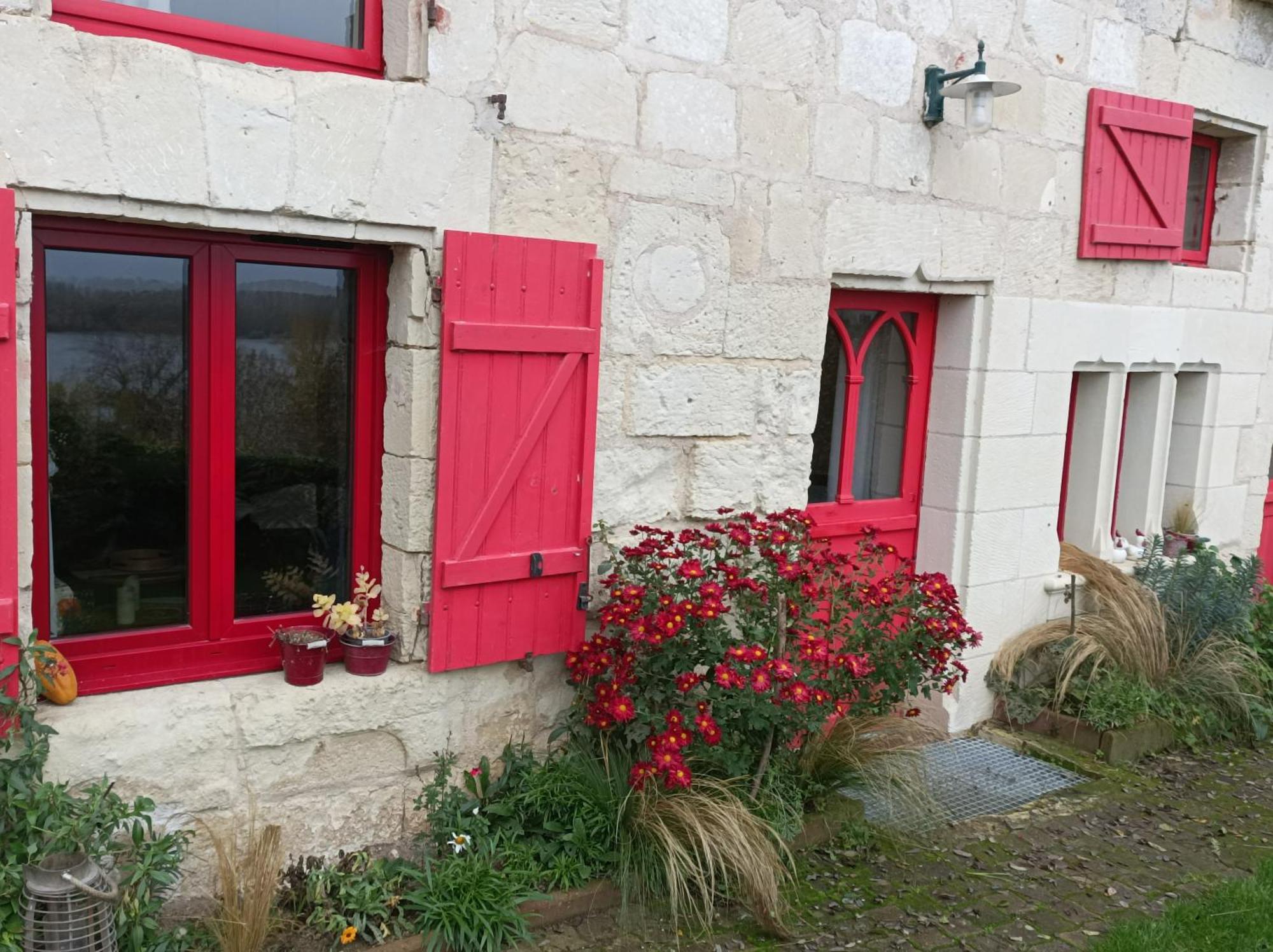 Gite Des Perreyeurs - Maison Troglodyte Avec Vue Sur Loire Montsoreau Ruang foto
