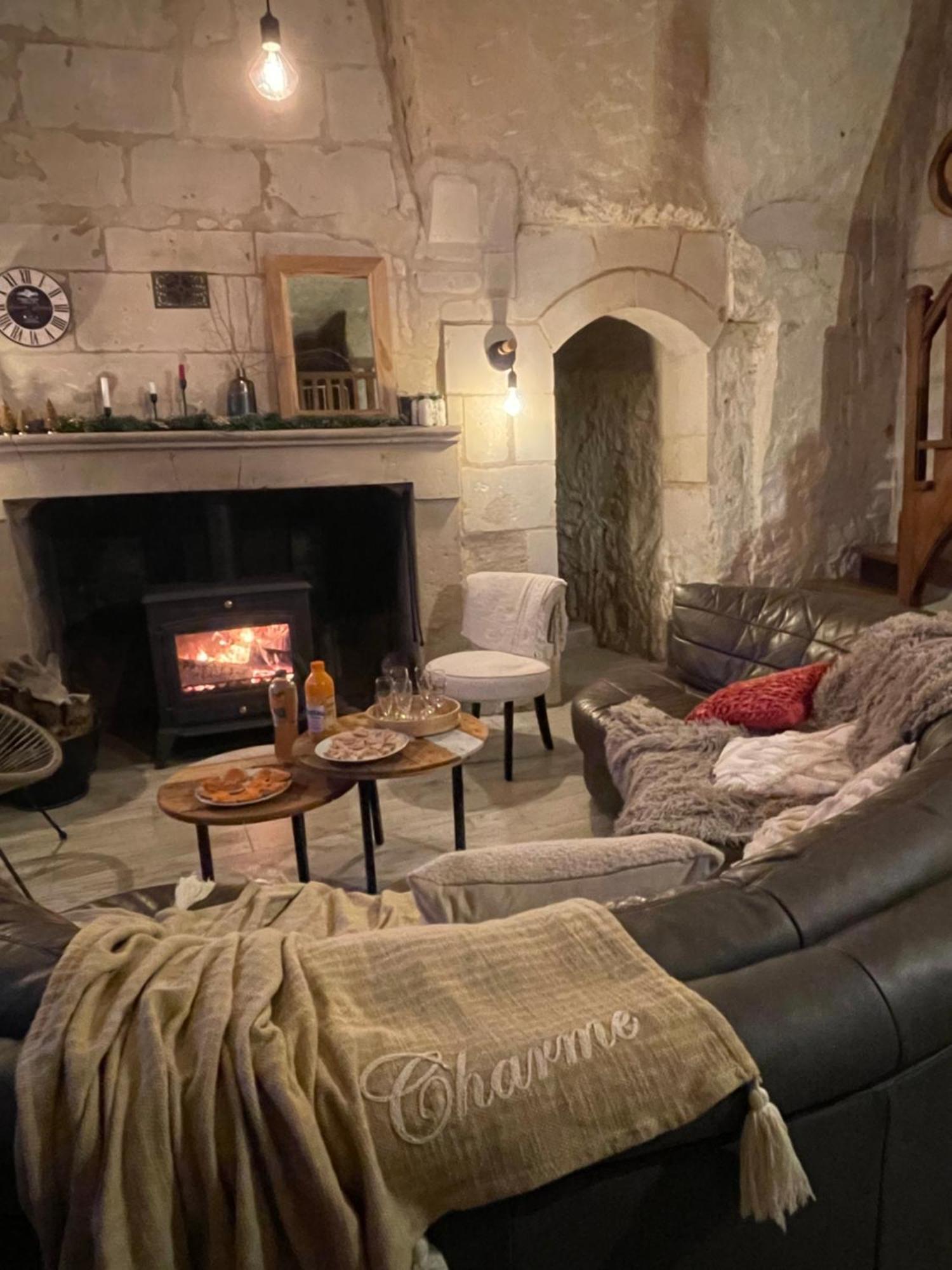 Gite Des Perreyeurs - Maison Troglodyte Avec Vue Sur Loire Montsoreau Bagian luar foto